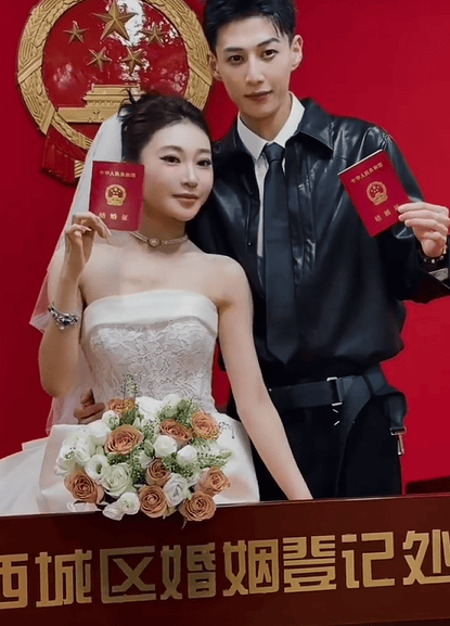 网红"校长"张弛领证结婚！代表作有《带你去旅行》等